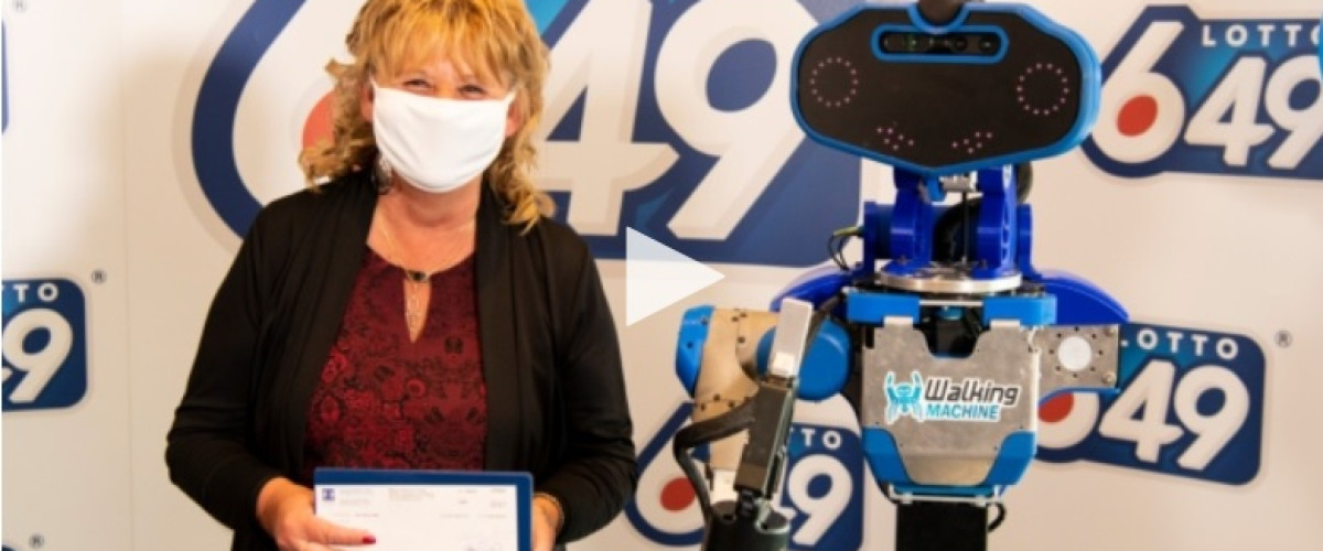 Robot entrega cheque de 6 millones a ganadora de la Loto 649