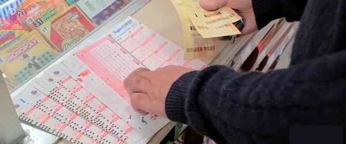 Reclama su bote de 426 millones de dólares del Mega Millions 5 meses después