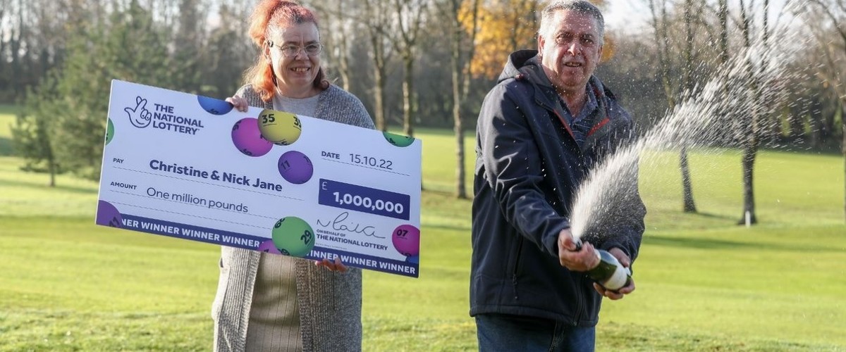 Una pareja gana 1 millón de libras en la Loto Británica 7 días antes de casarse