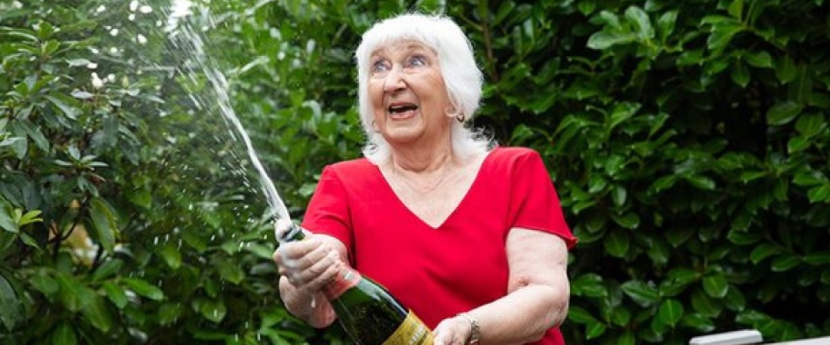 Una bisabuela, ganadora de 500 mil libras en la lotería Thunderball, compra un ático