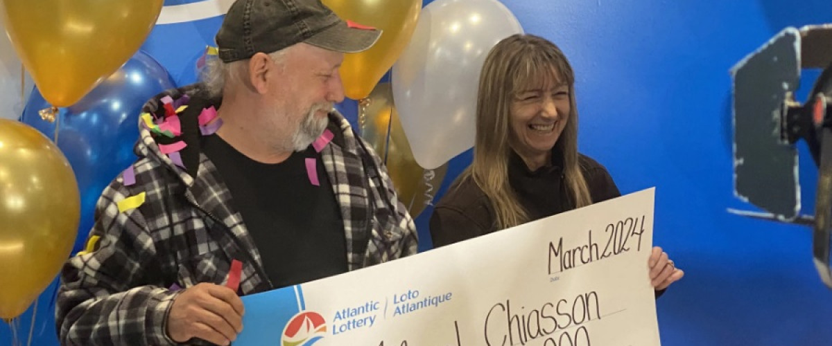 Merel Chiasson recoge su premio de 64 millones de dólares de la Lotto 649 Gold Ball de Canadá