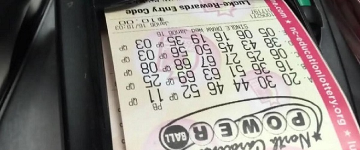 Un hombre de Carolina del Norte gana 1 millón de dólares en la Powerball tras dejar que su familia escogiera los números