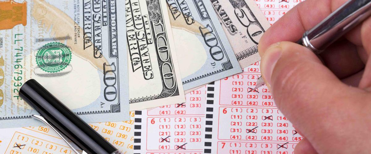 Un hombre de Illinois gana $1 millón en la lotería inspirado por una "señal" de su padre