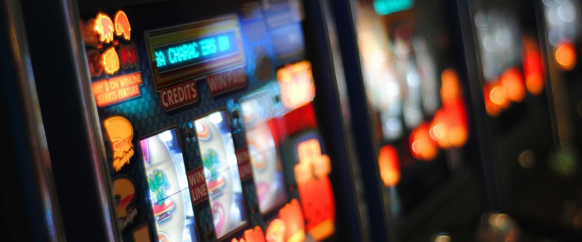 Hombre de Maryland compra billete de lotería de una máquina atascada y gana un millón de dólares