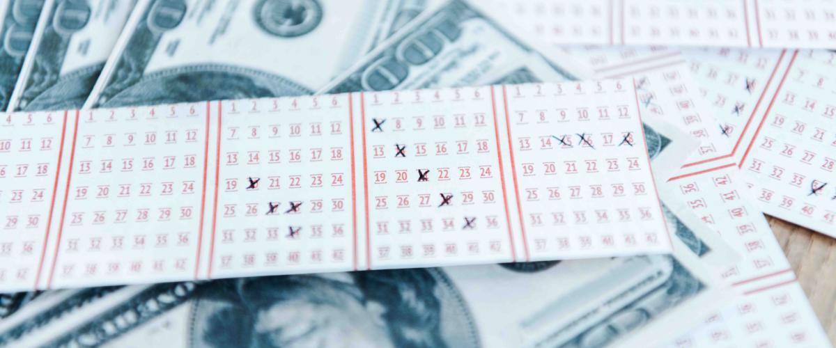 Mujer de Michigan que jugó al Lotto 47 desde su inicio gana el premio mayor de $1.1 millones