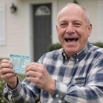 Un padre fallecido deja un cuaderno con números de lotería, su hijo gana 1 millón de libras en un resultado "increíble