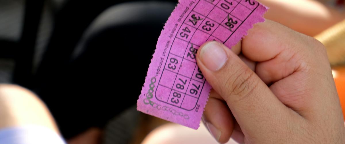 Mujer de Michigan gana premio de $100,000 en la Powerball gracias a números de lotería seleccionados por ChatGPT