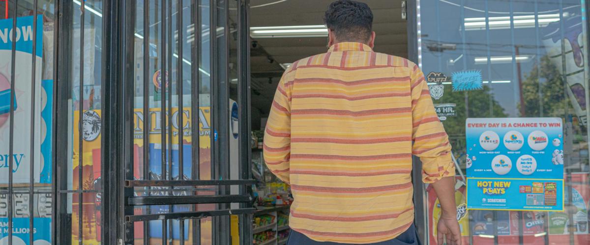 ¡No puedo creerlo!" Un hombre de Carolina del Norte abraza al dependiente de la tienda tras ganar un premio de 2 millones de dólares