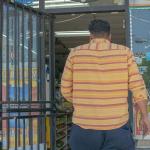 ¡No puedo creerlo!" Un hombre de Carolina del Norte abraza al dependiente de la tienda tras ganar un premio de 2 millones de dólares