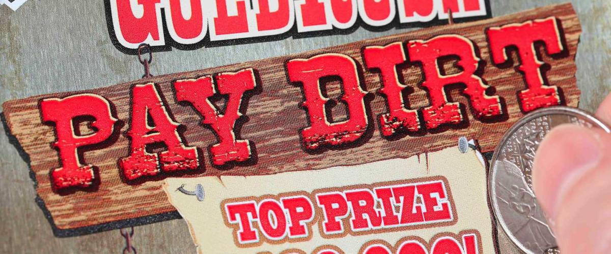 Residente de Texas gana $100,000 con boleto de lotería sorpresa de Arkansas entregado por su esposo