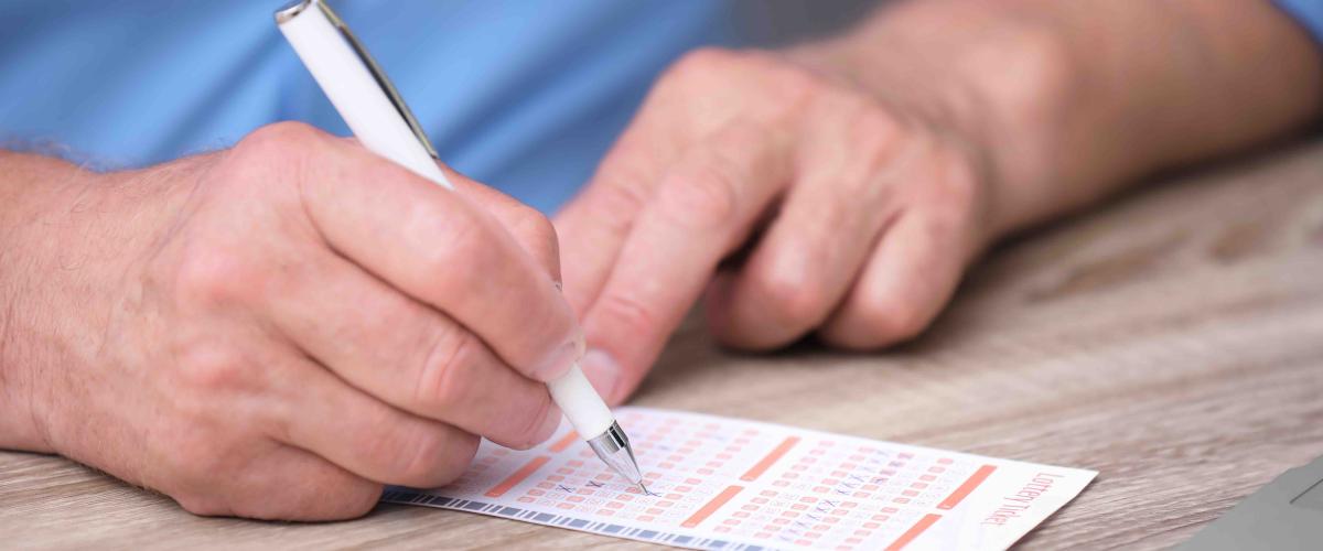 Jubilado granjero de Carolina del Norte gana premio de $2M en Powerball tras 10 años jugando