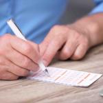 Jubilado granjero de Carolina del Norte gana premio de $2M en Powerball tras 10 años jugando