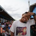 Un mar de palmadas en la tienda" tras descubrir que un hombre de Idaho ganó el premio Raffle de $1 millón