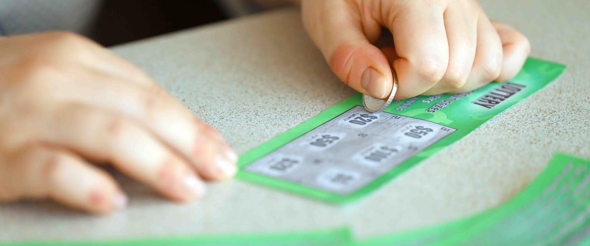 Mujer de Michigan compra los últimos tres boletos de lotería y gana 1 millón de dólares