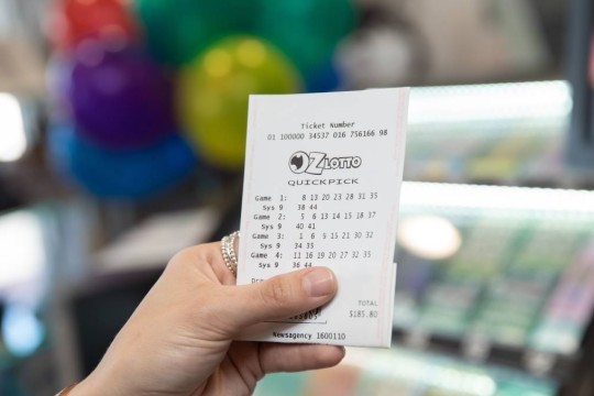 Una abuela de Australia rompe a llorar tras ganar 10 millones de dólares en la Oz Lotto